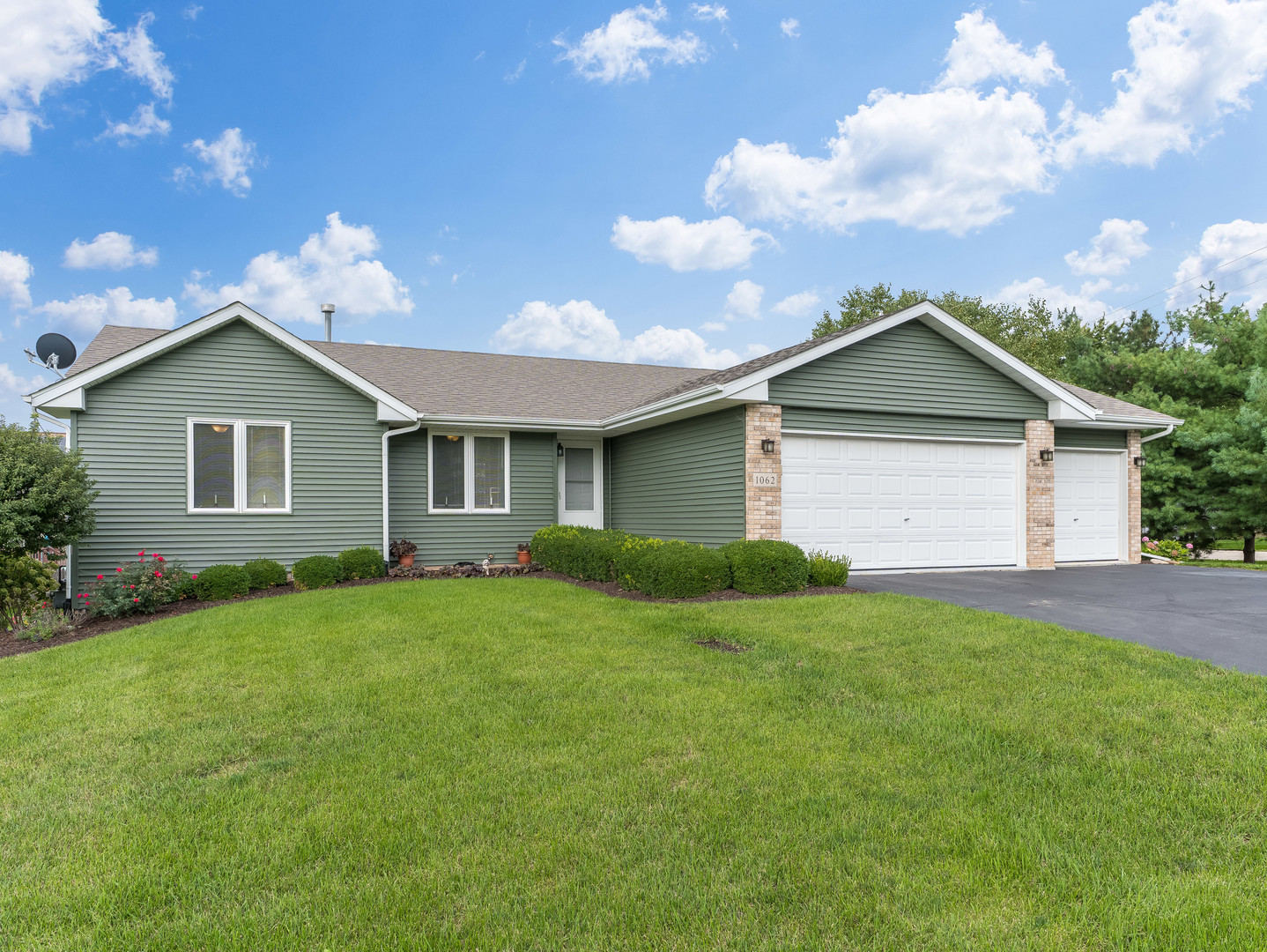 1062 Kingsway Lane Property Photo 1