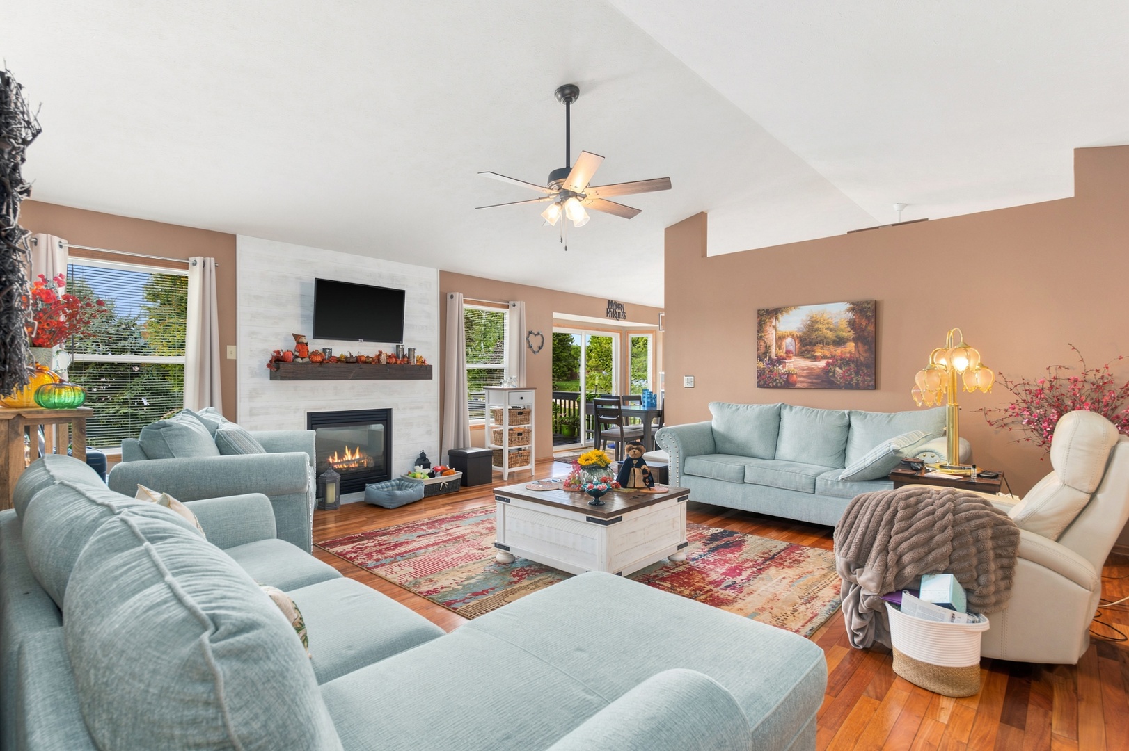 1062 Kingsway Lane Property Photo 3