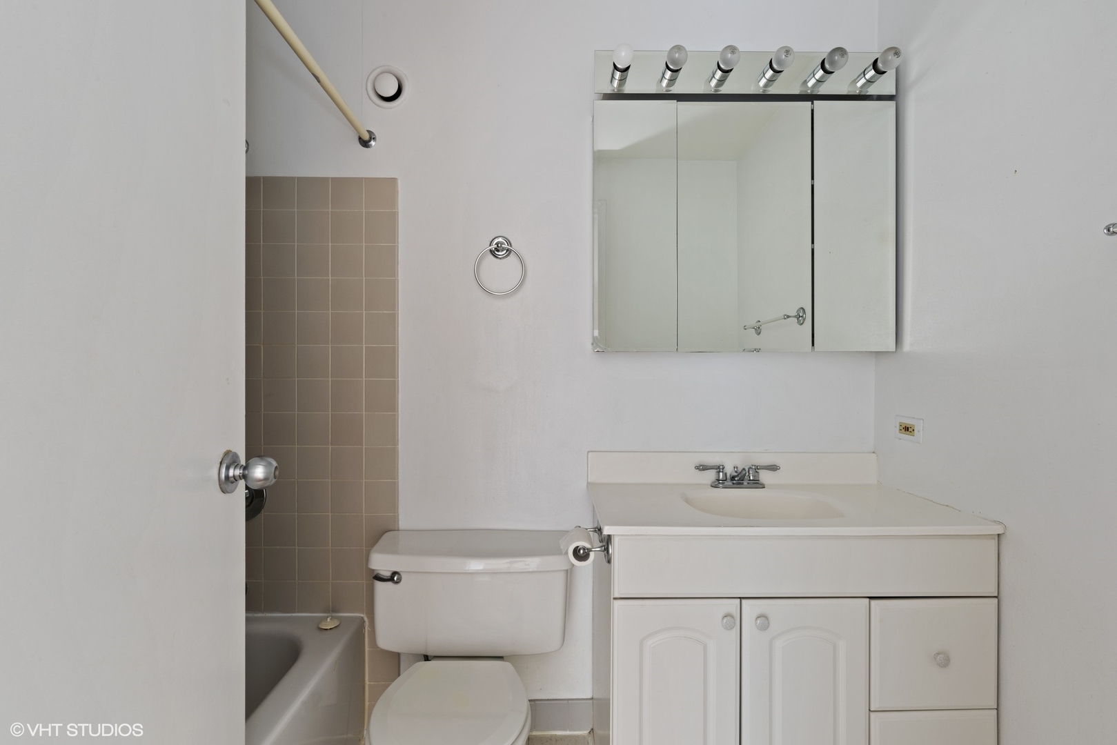 1122 N Clark Street 2505 Property Photo 7