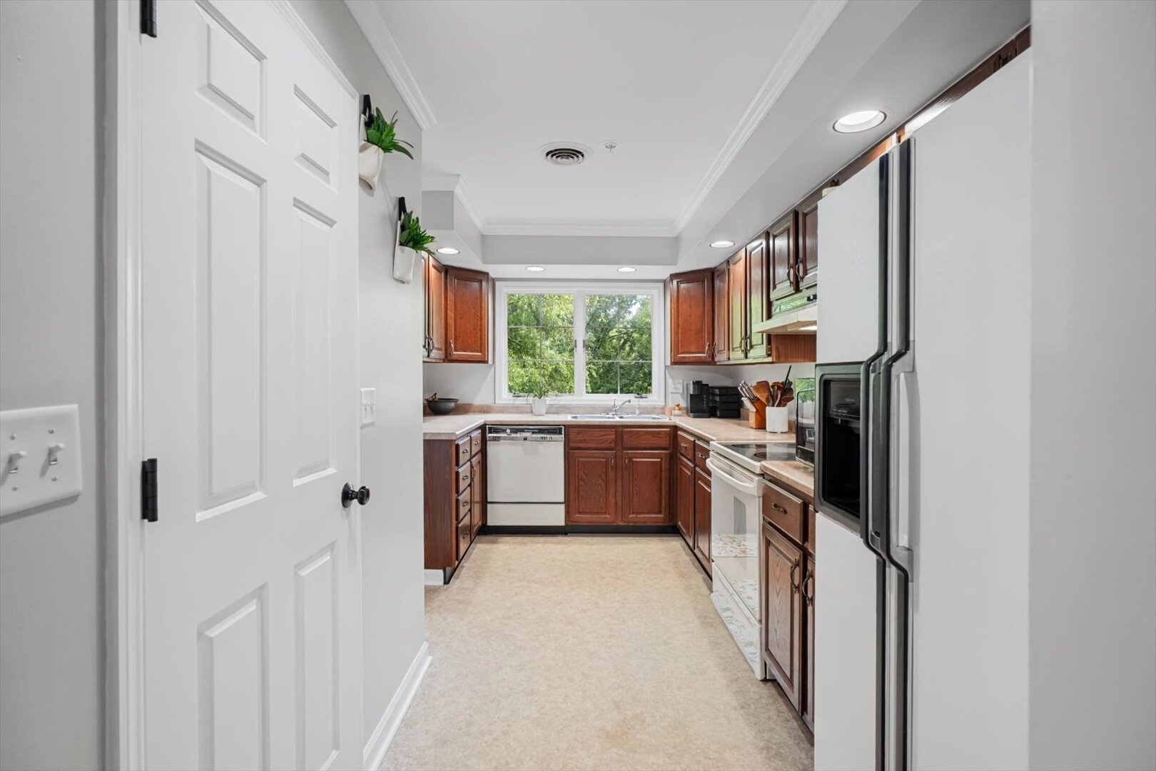 921b Cheshire Drive B Property Photo 30