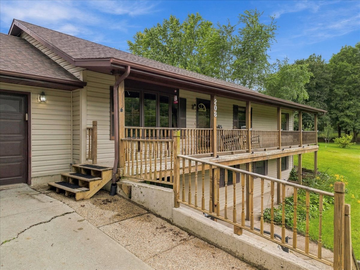 208 Willow Lane Property Photo 1