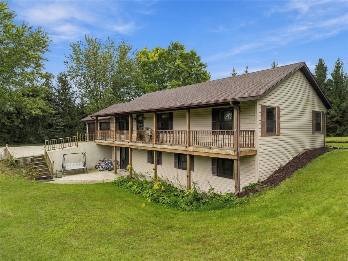 208 Willow Lane Property Photo 3