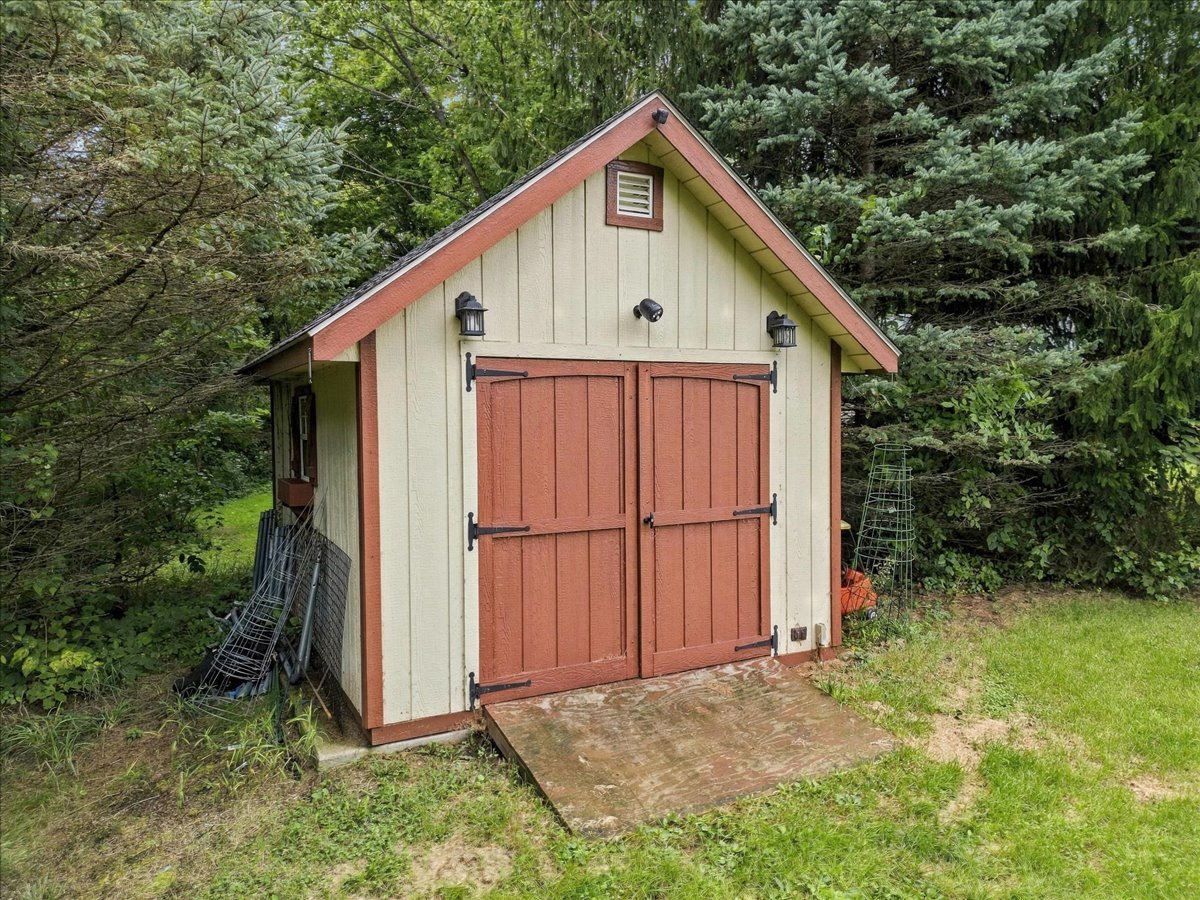 208 Willow Lane Property Photo 4