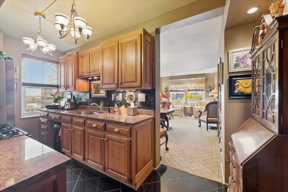 5555 N Sheridan Road 1007 Property Photo 12