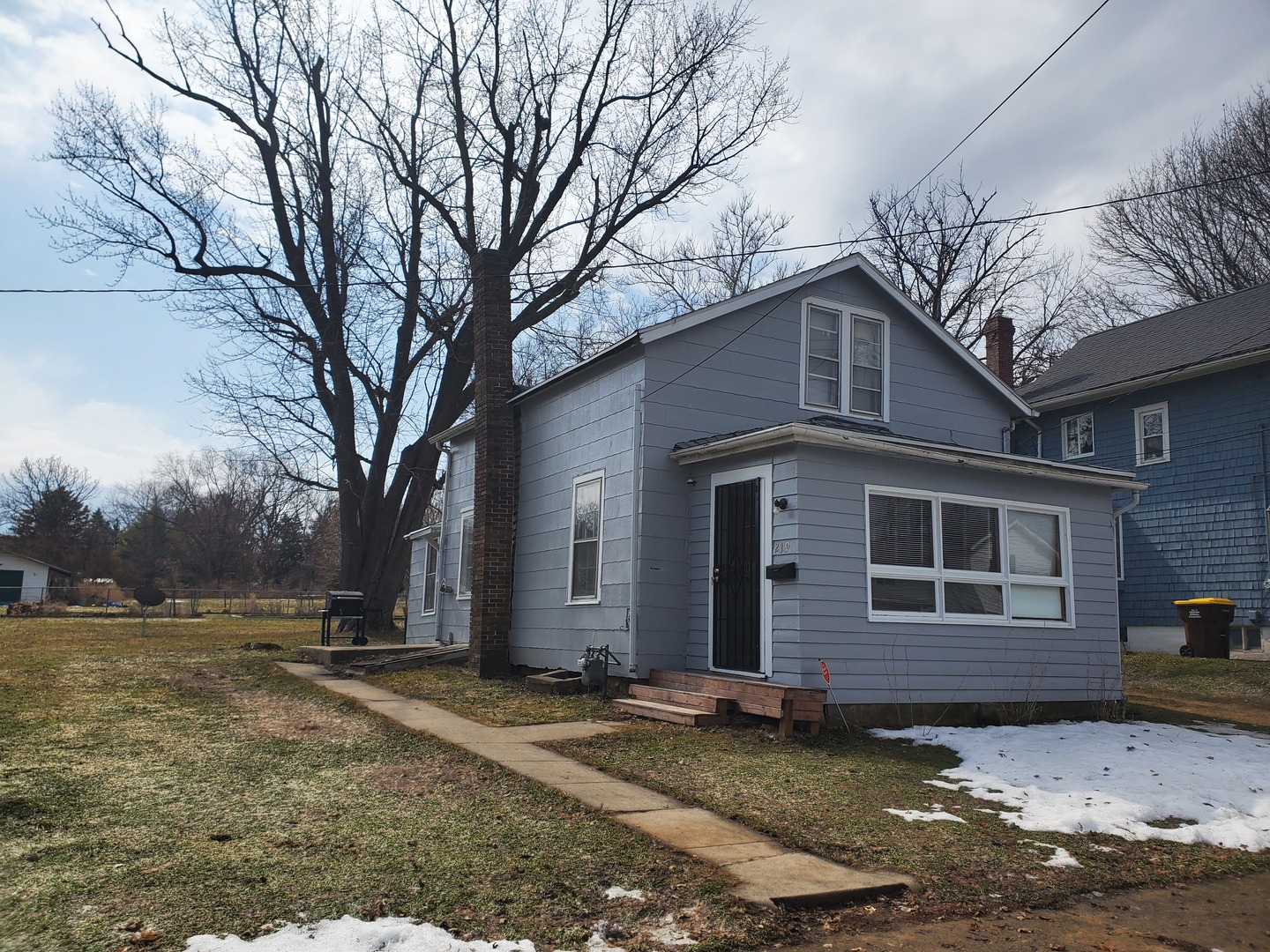 219 W John Street Property Photo 1