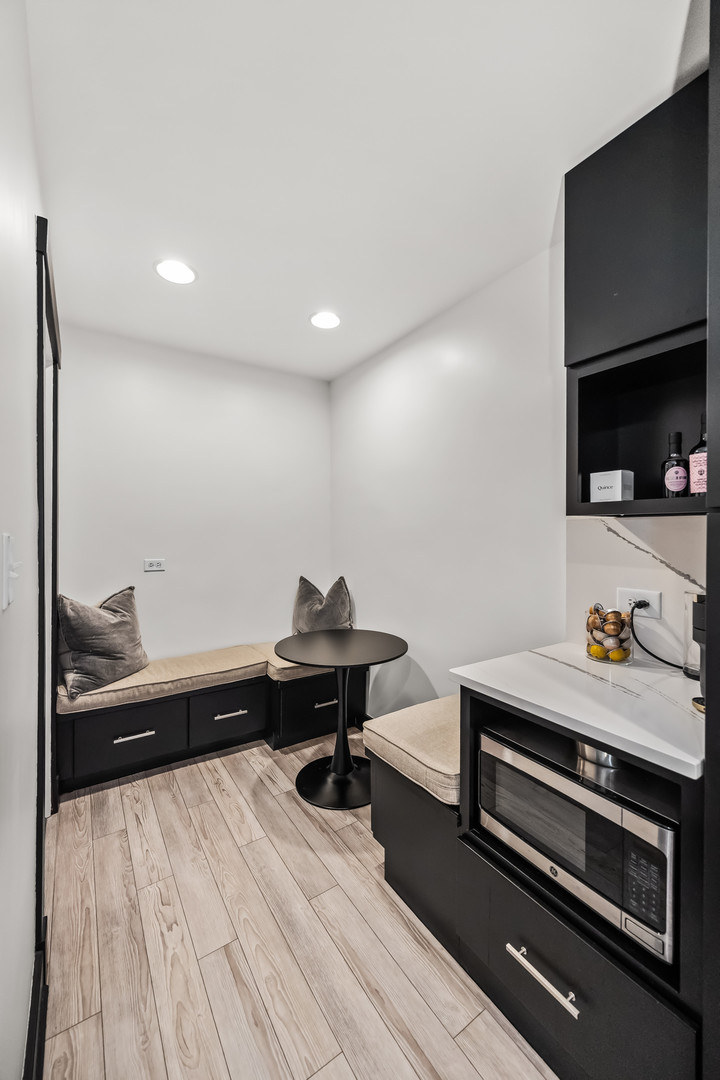 3300 N Lake Shore Drive 8d Property Photo 8