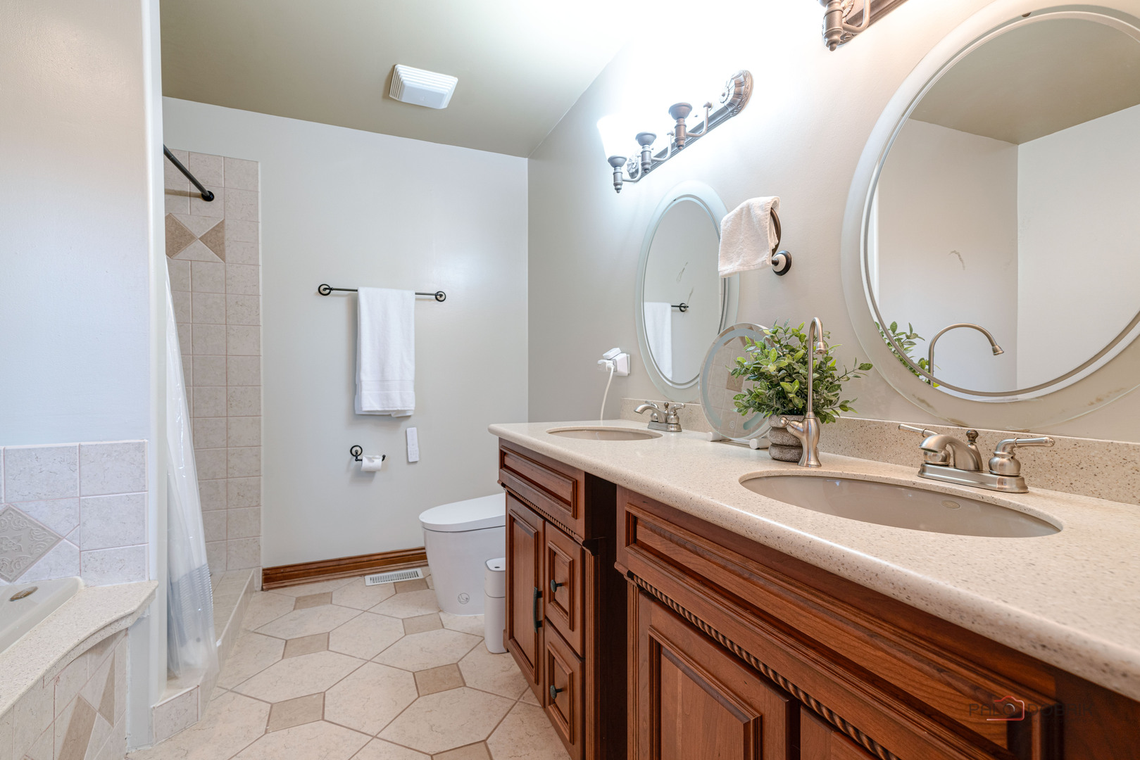 8208 Country Shire Lane Property Photo 13