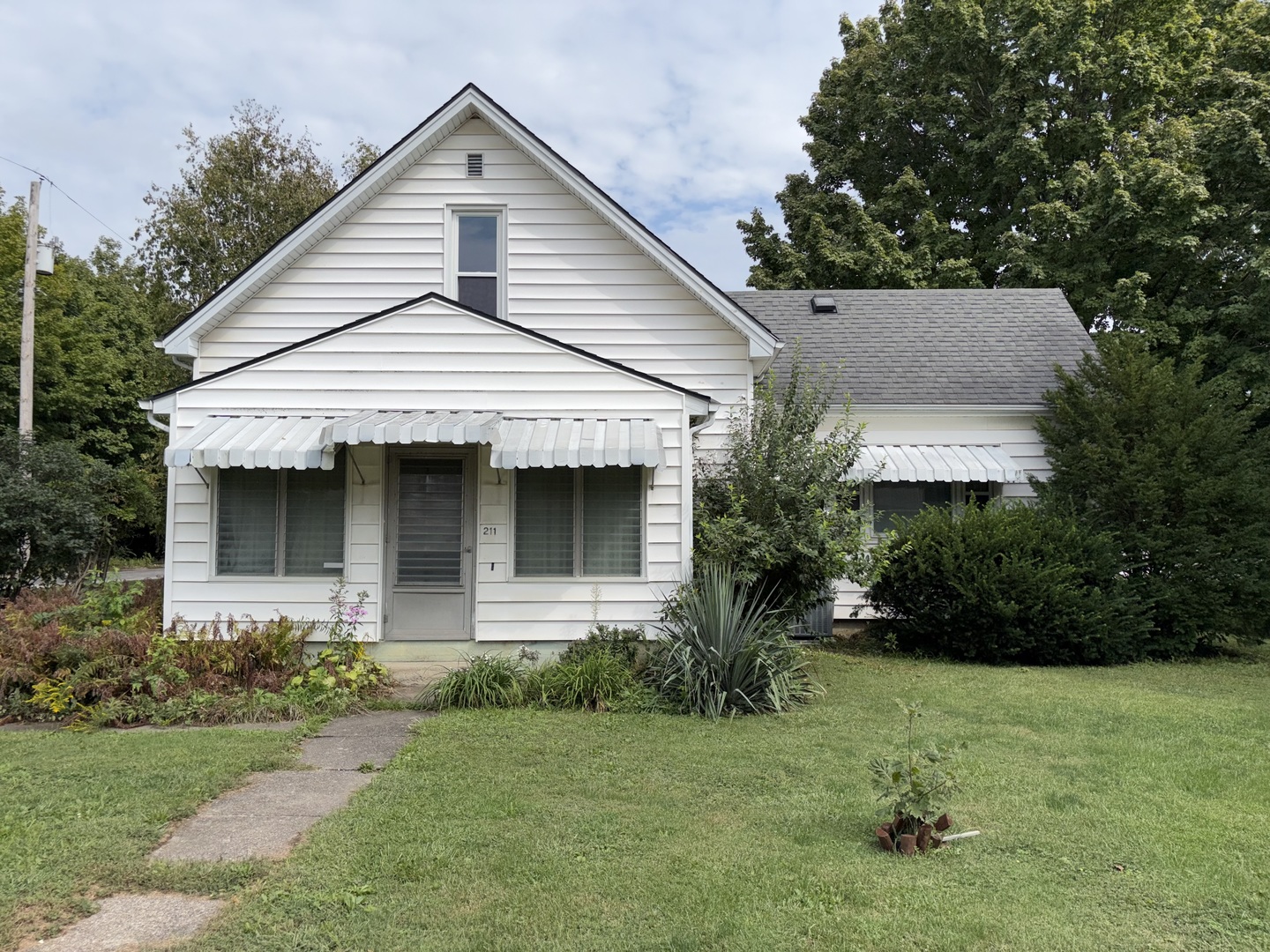 211 N Seminary Street Property Photo 1