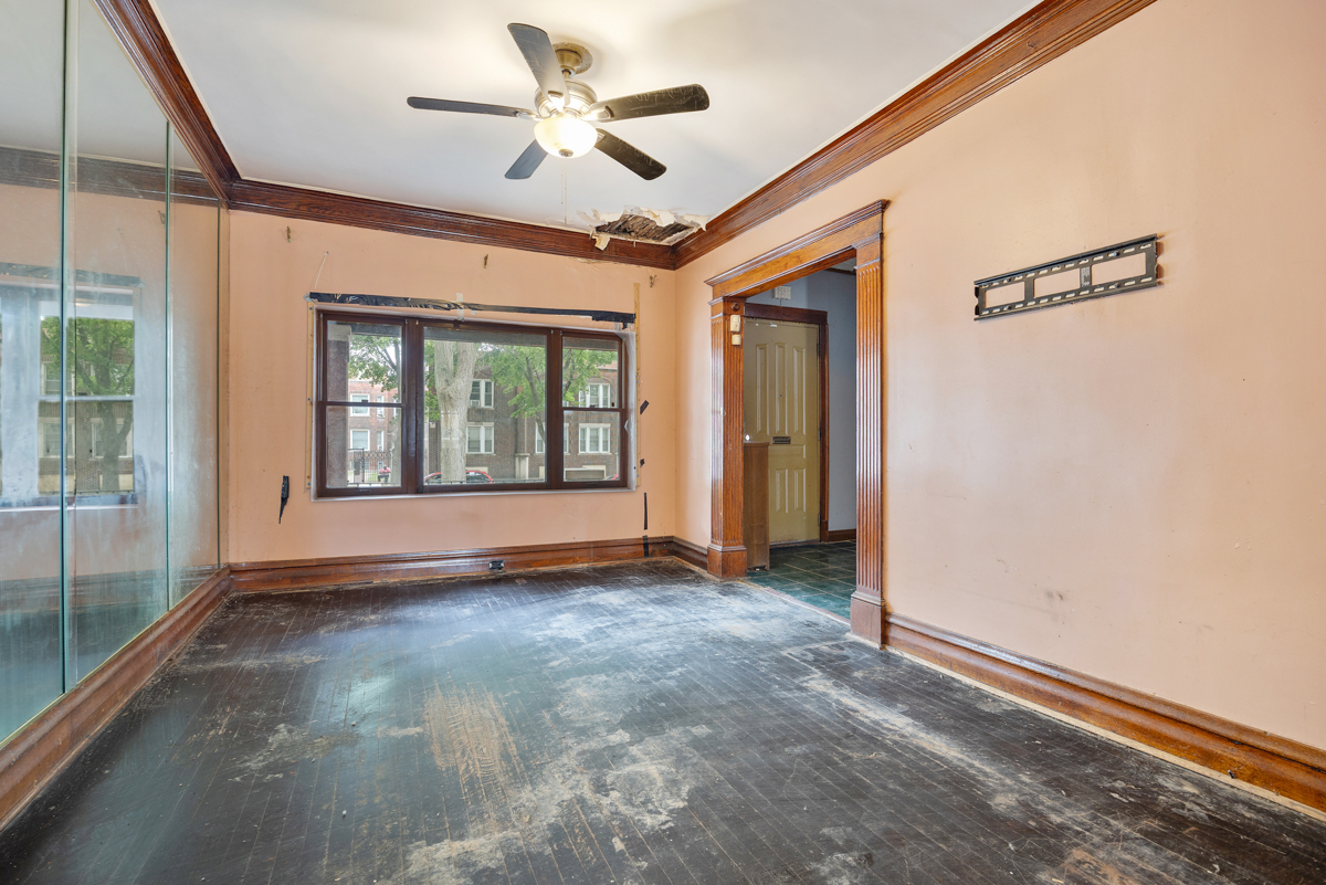 7436 S King Drive Property Photo 5