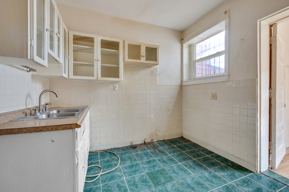 7436 S King Drive Property Photo 9