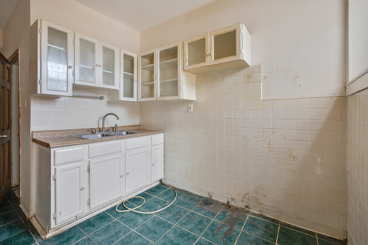 7436 S King Drive Property Photo 10