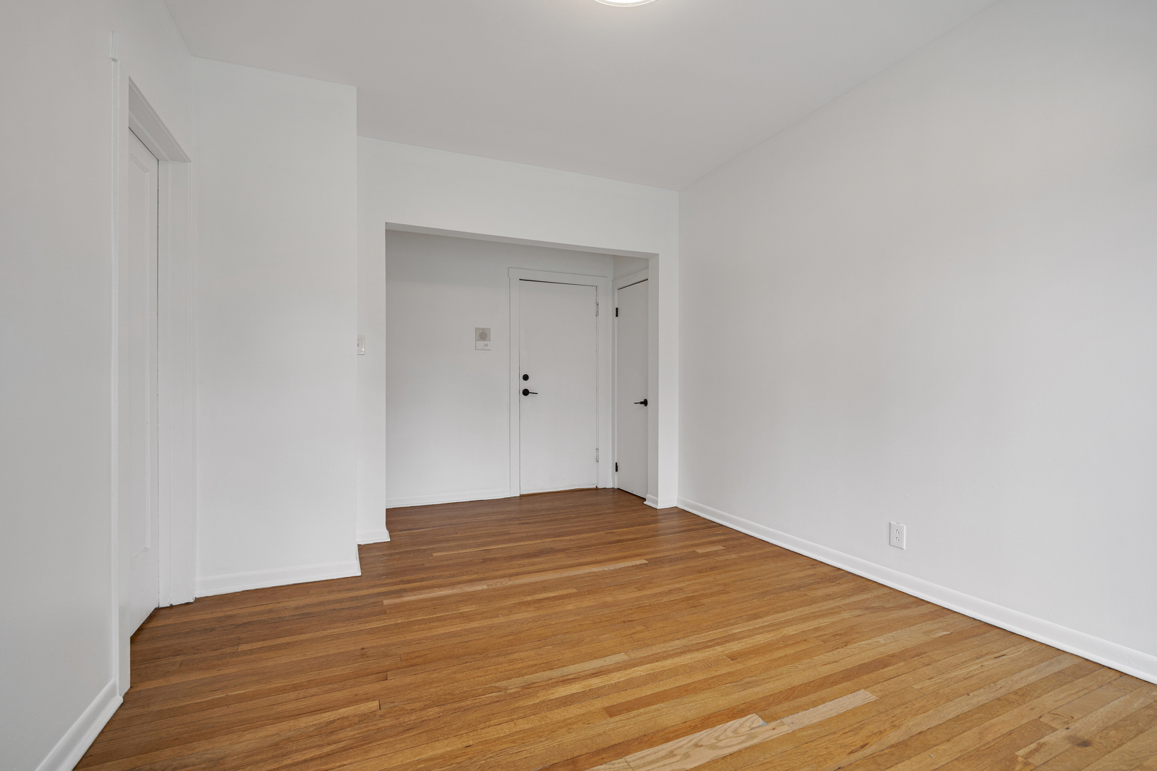 4310 N Clarendon Avenue 1021 Property Photo 3