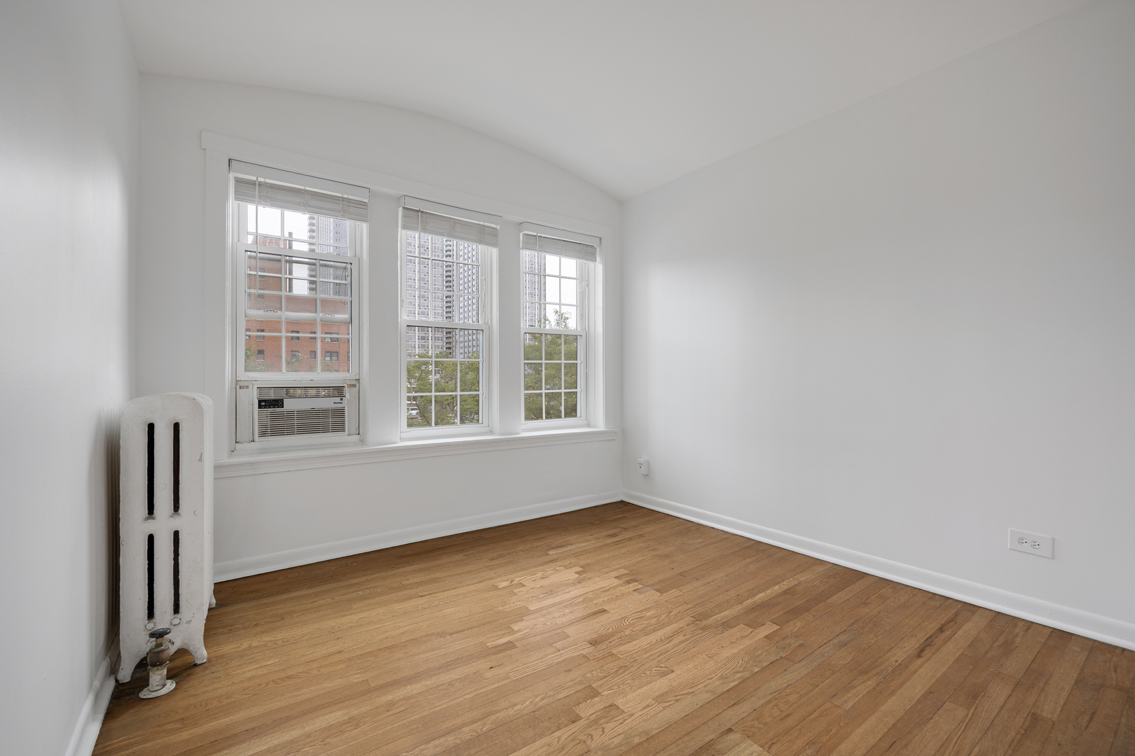 4310 N Clarendon Avenue 1021 Property Photo 11