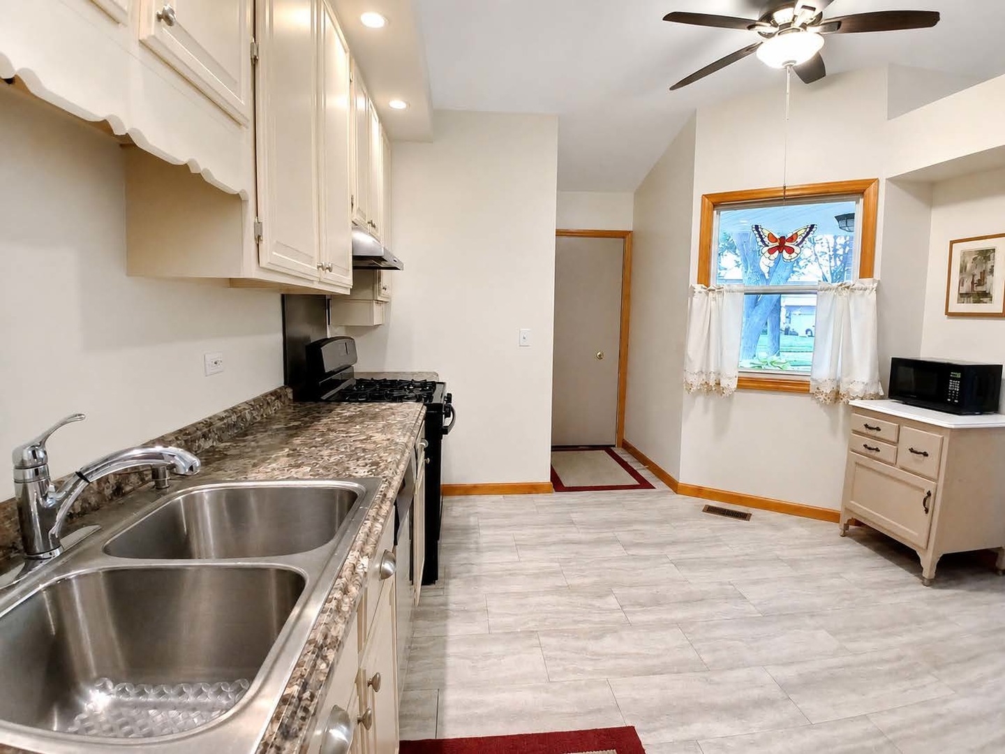 1010 Fox Run Lane Property Photo 4
