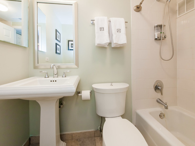 2140 N Lincoln Avenue 5103 Property Photo 3