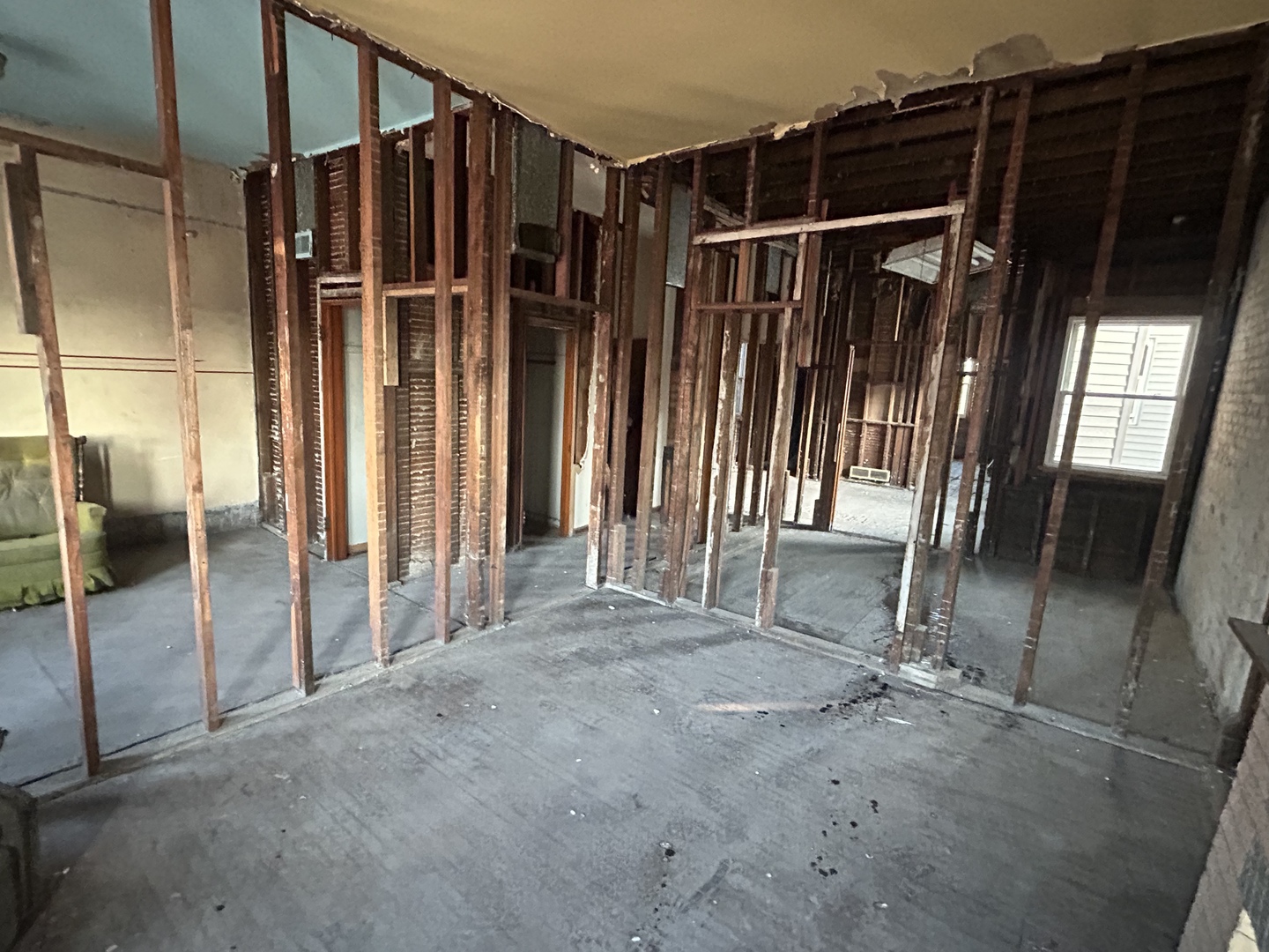 735 W 47th Street Property Photo 4