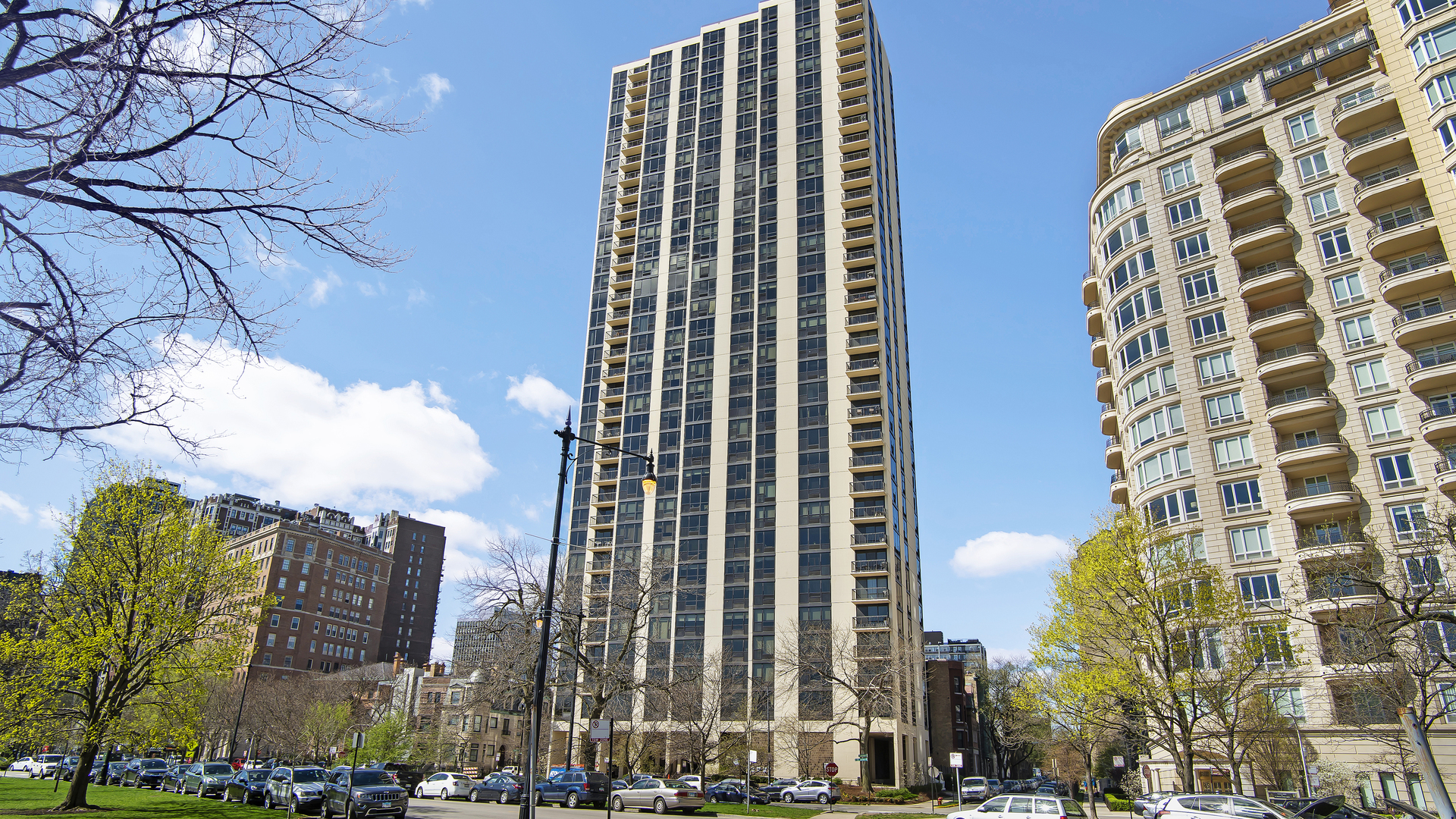 2500 N Lakeview Avenue 3002 Property Photo 1
