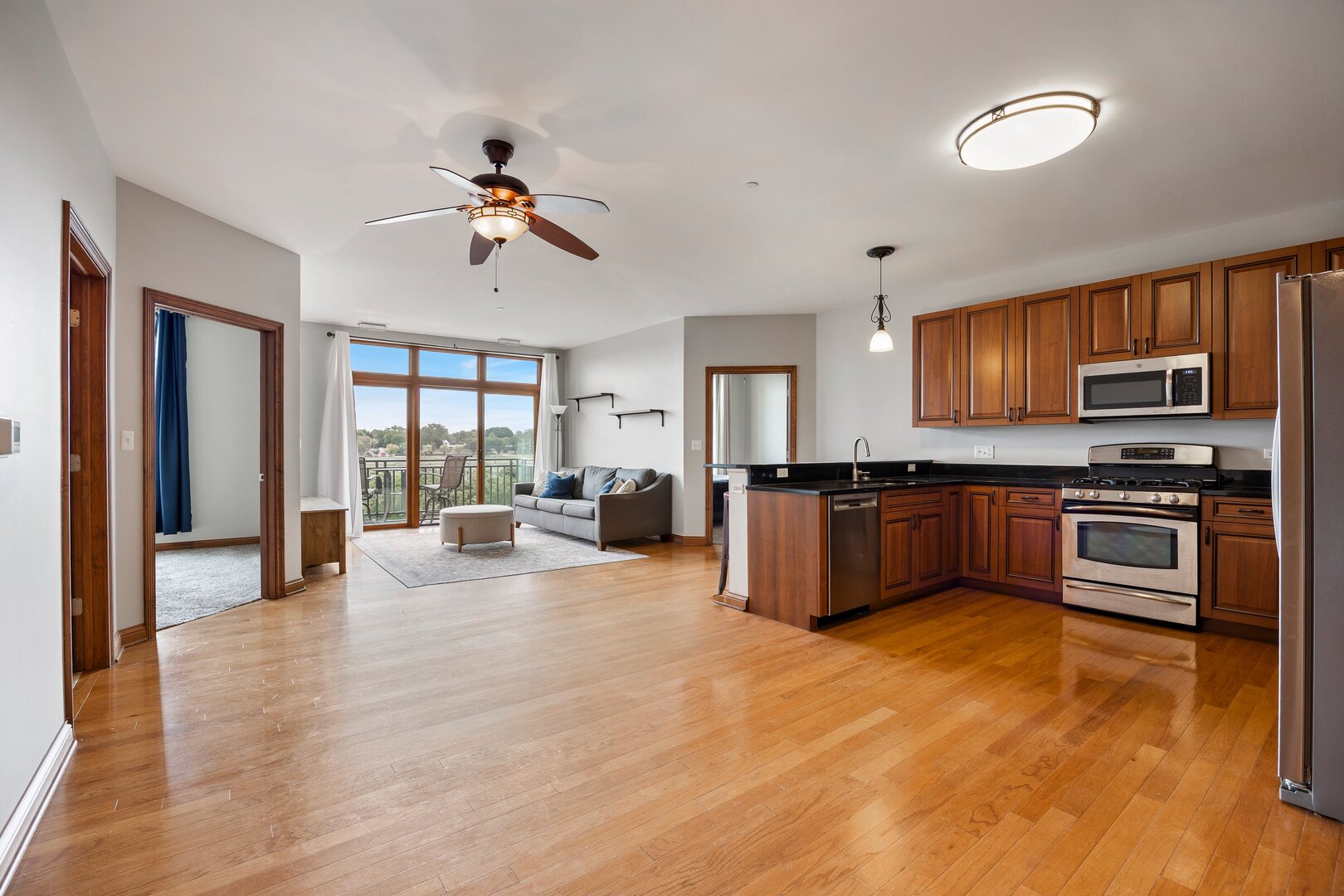 160 S River Street 409 Property Photo 5
