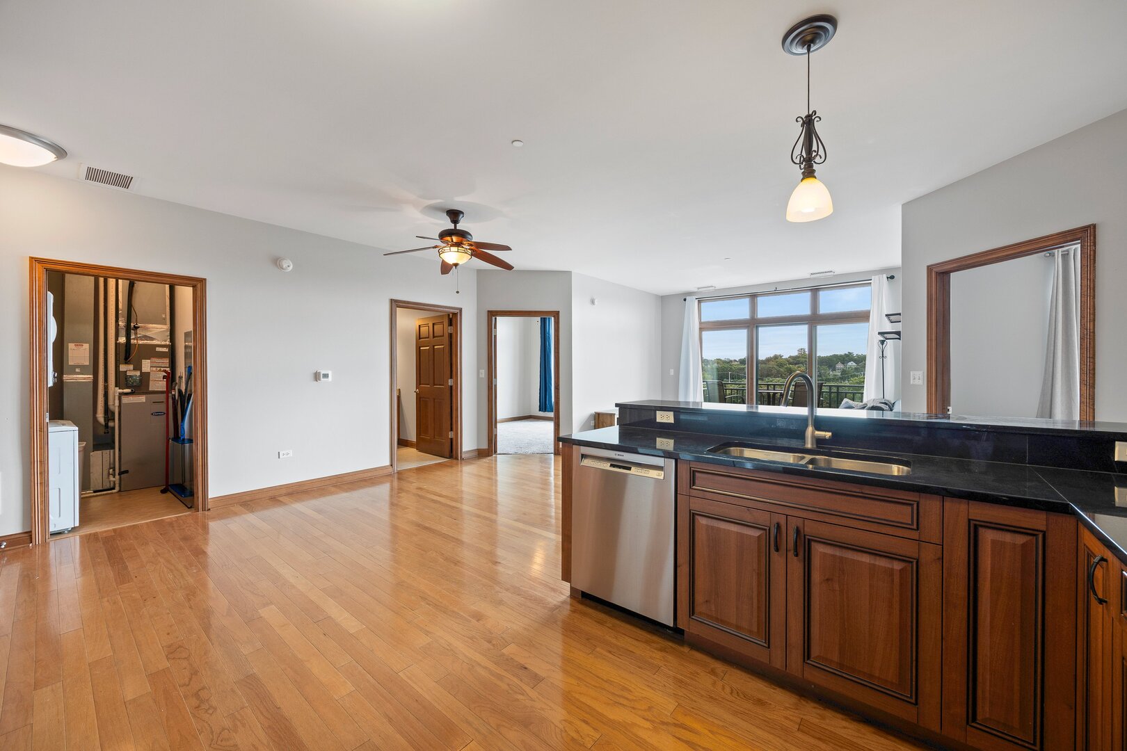 160 S River Street 409 Property Photo 6