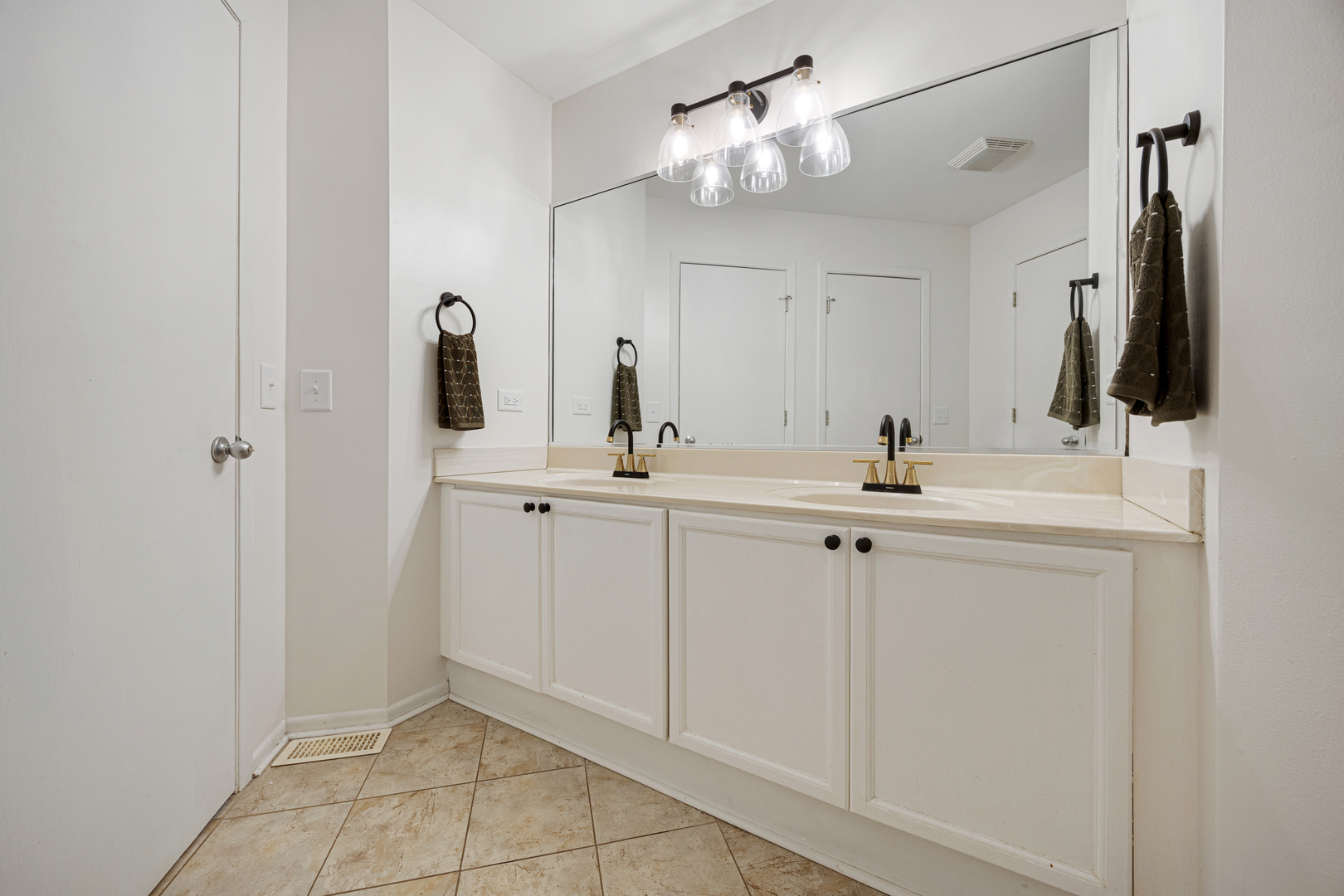 1002 Castleshire Drive Property Photo 12