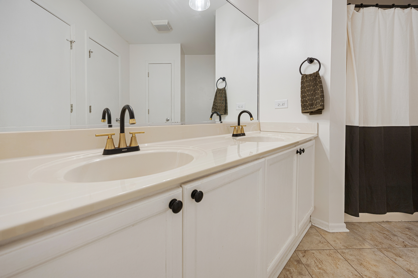 1002 Castleshire Drive Property Photo 13