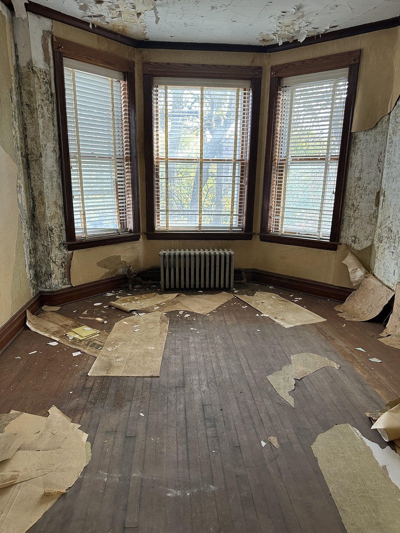 1328 N Avers Avenue Property Photo 3