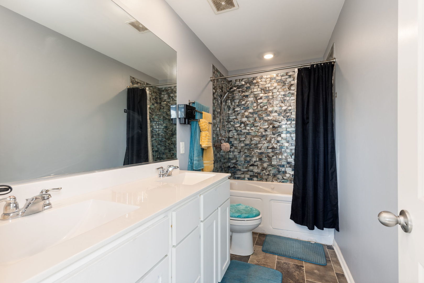 3758 Bissel Drive Property Photo 13