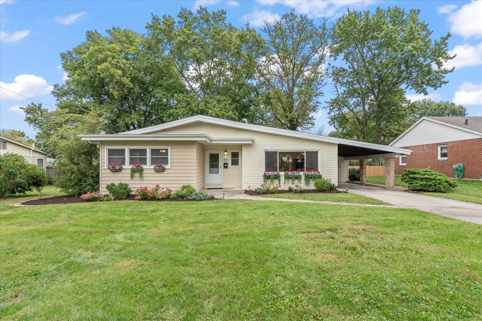 907 S Longview Road Property Photo 1