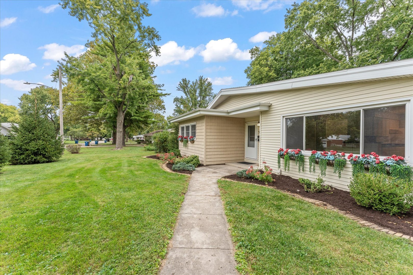 907 S Longview Road Property Photo 3