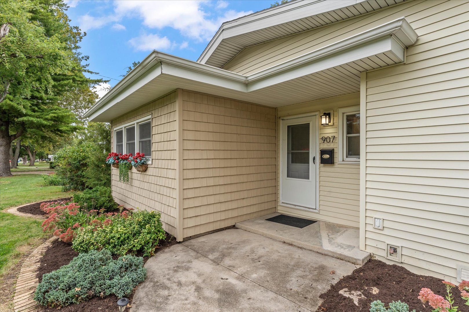 907 S Longview Road Property Photo 4