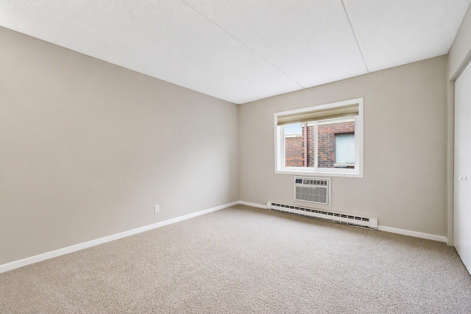 940 N Rohlwing Road 201a Property Photo 11