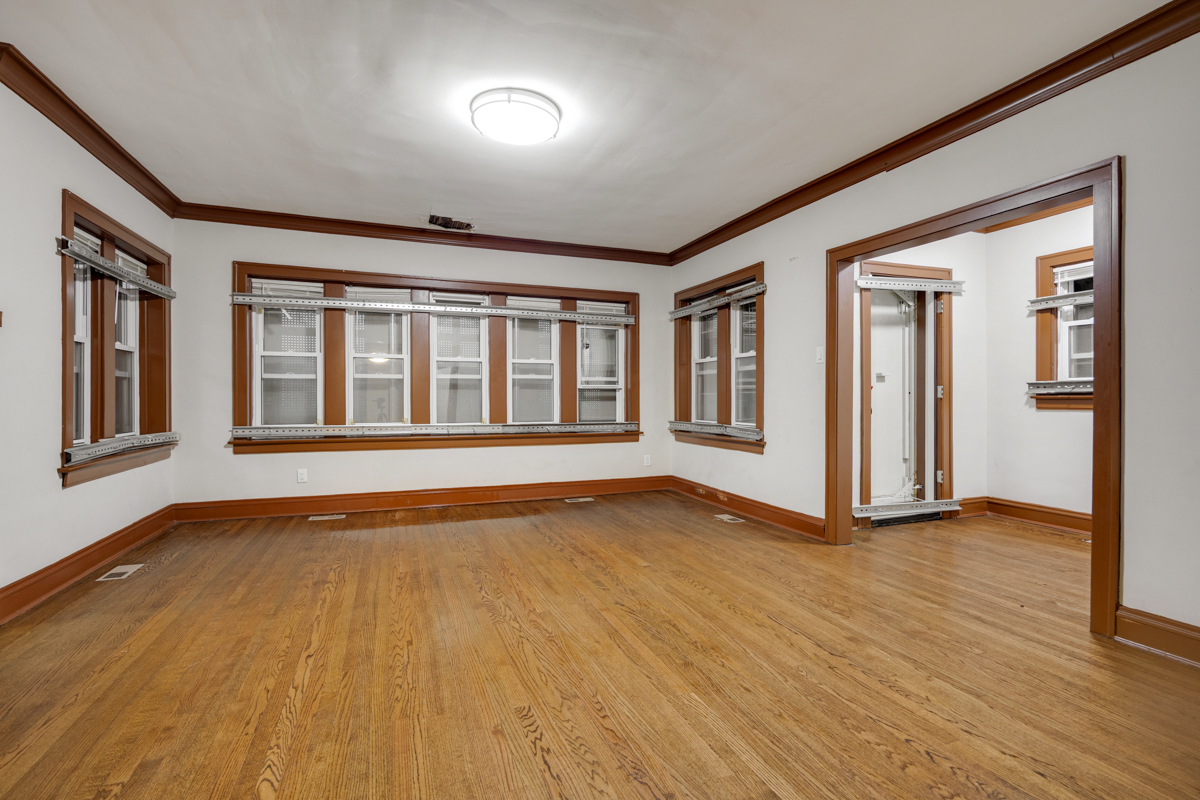 8035 S Oglesby Avenue Property Photo 3