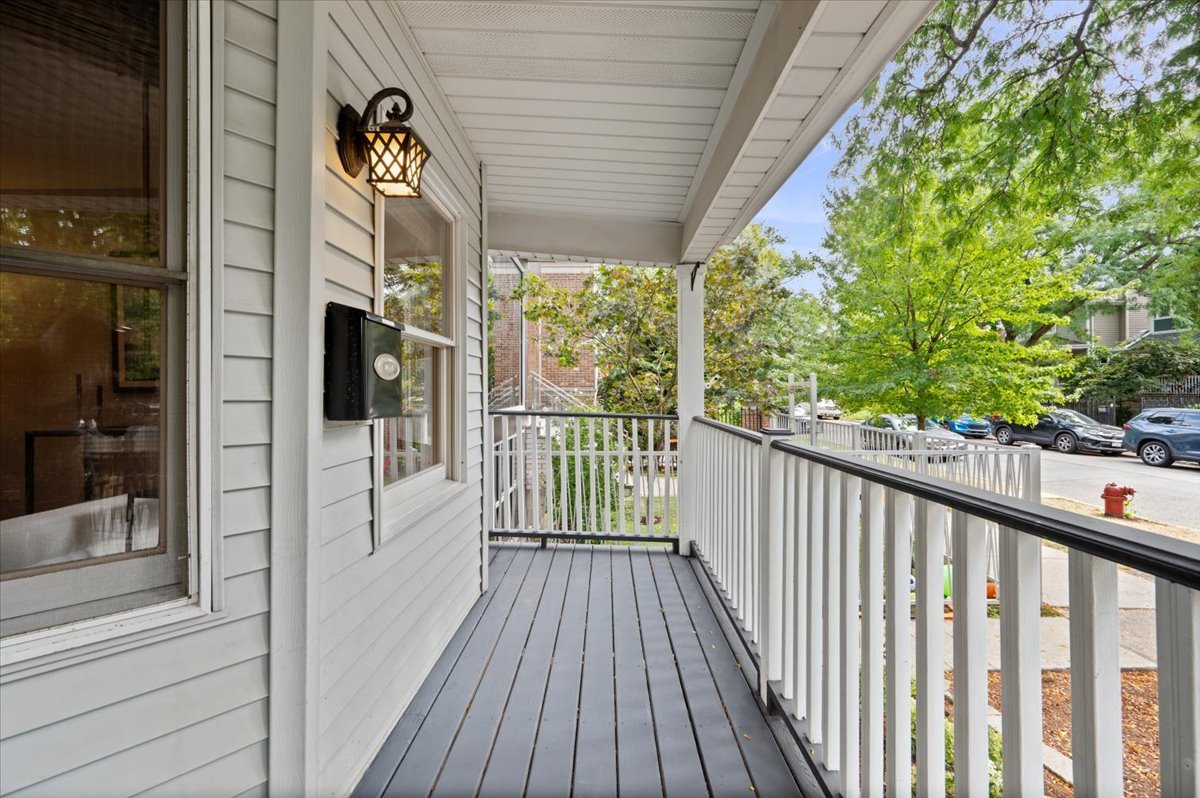 1930 W Wolfram Street Property Photo 3