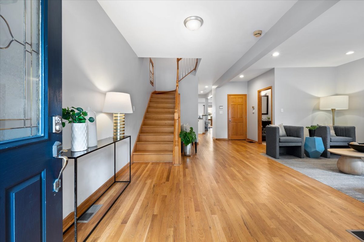 1930 W Wolfram Street Property Photo 4
