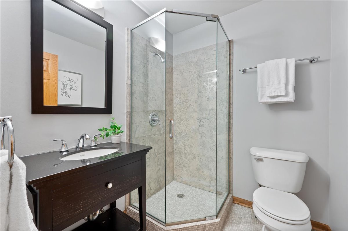 1930 W Wolfram Street Property Photo 7