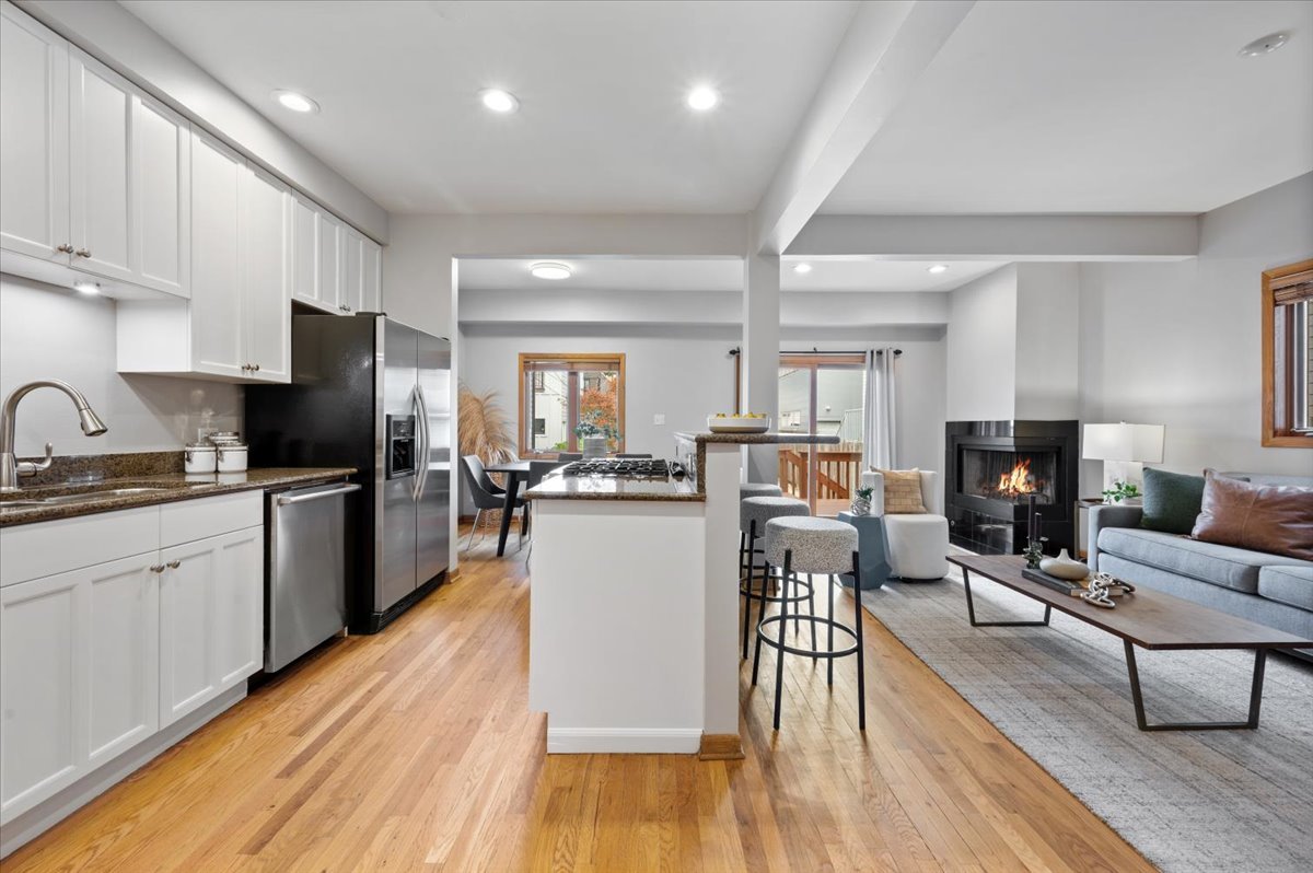 1930 W Wolfram Street Property Photo 8