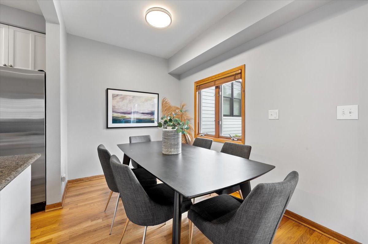 1930 W Wolfram Street Property Photo 9
