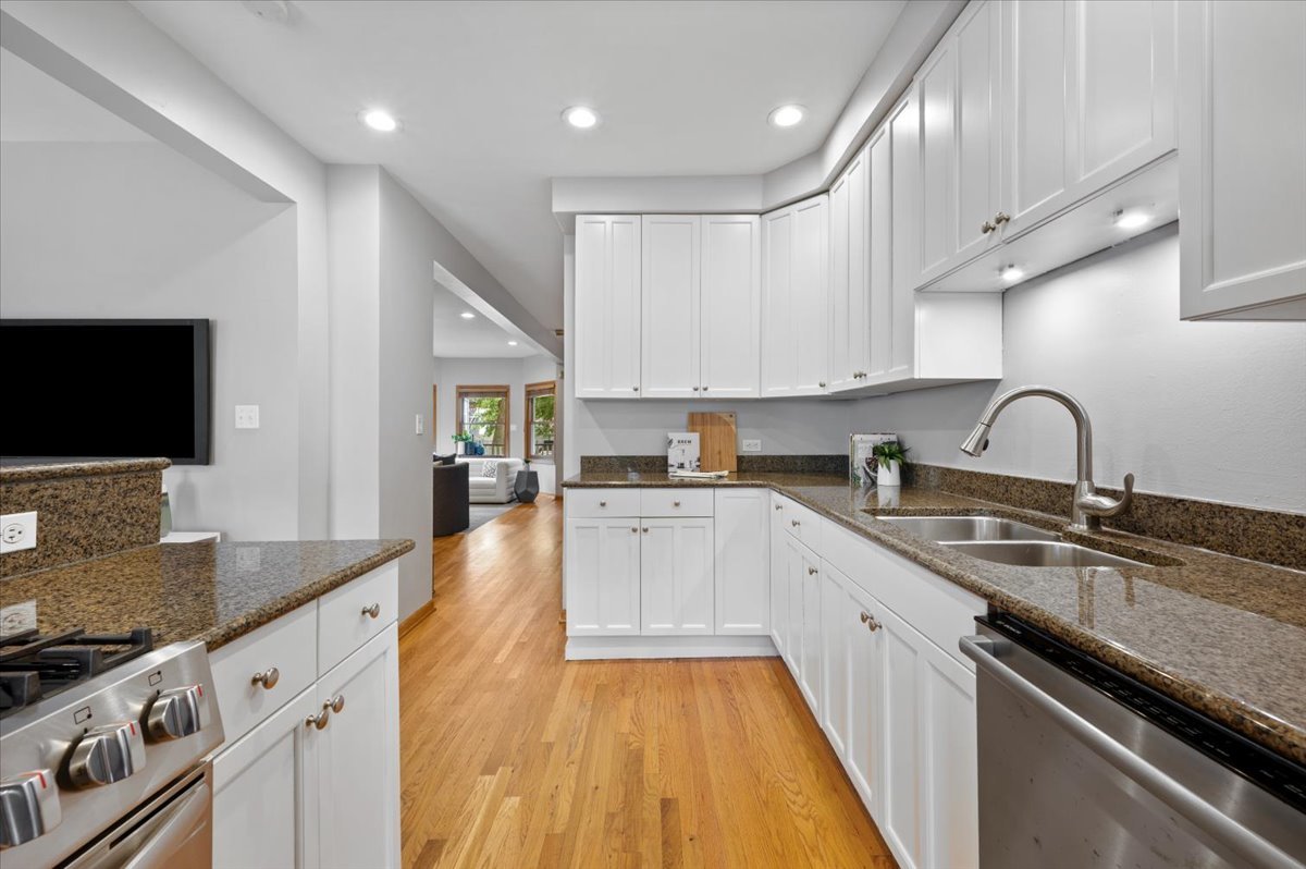 1930 W Wolfram Street Property Photo 11