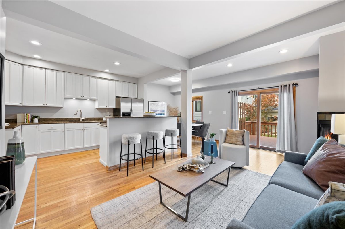 1930 W Wolfram Street Property Photo 13