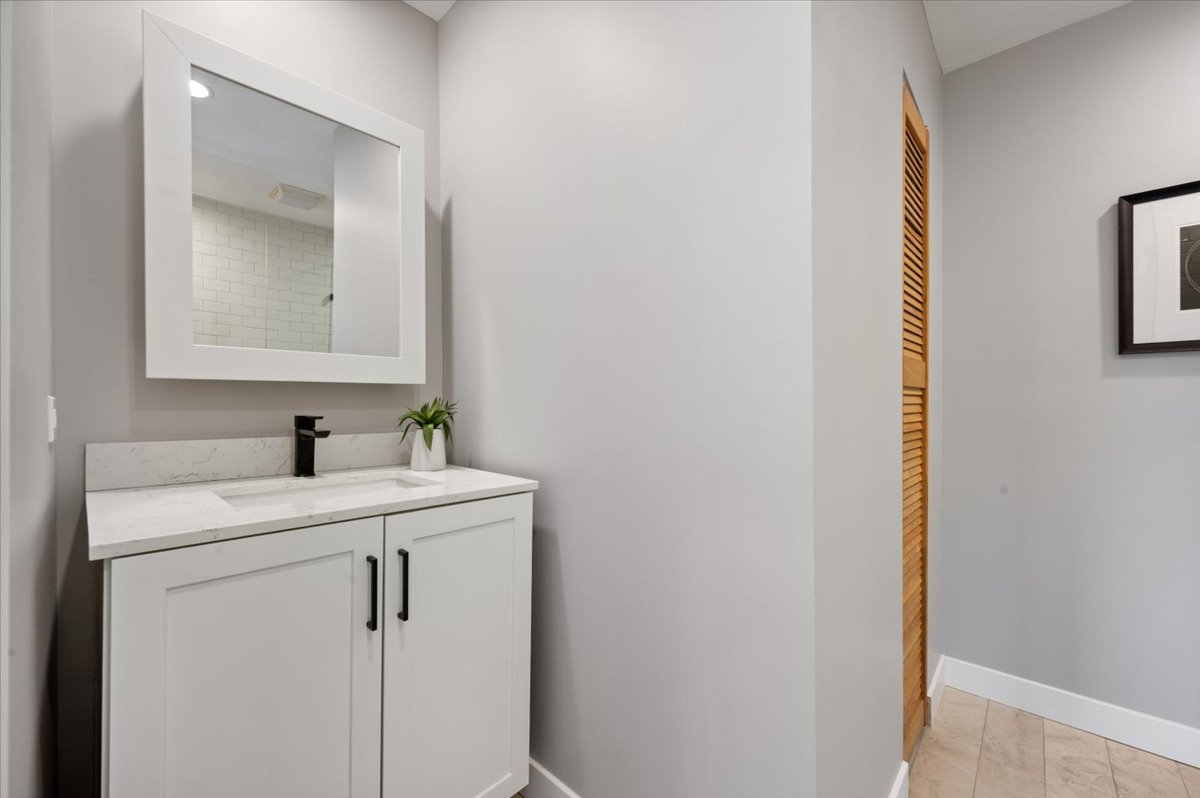 1930 W Wolfram Street Property Photo 19