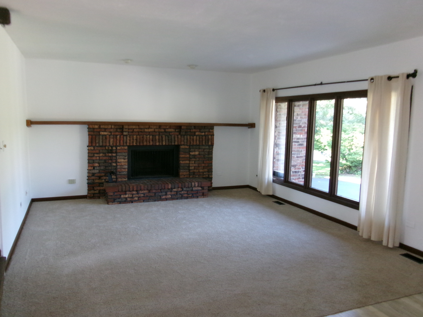 38604 N Waveland Avenue Property Photo 3
