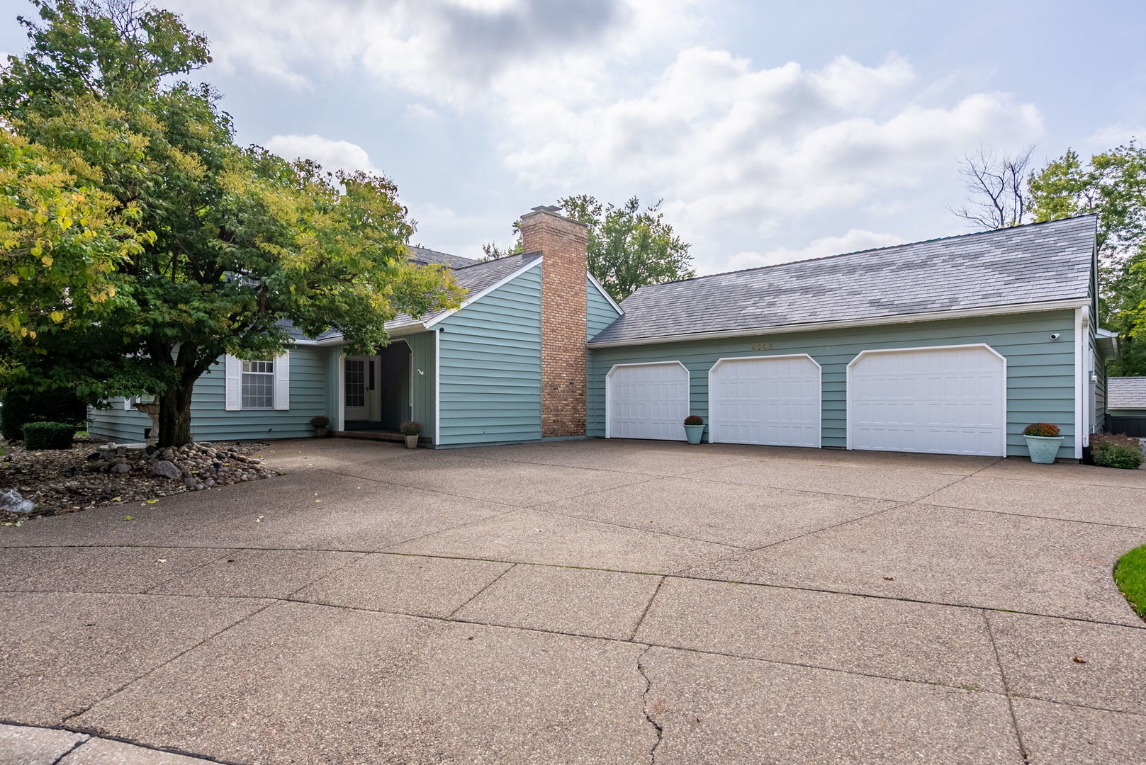 4005 Lakehurst Court Property Photo 3