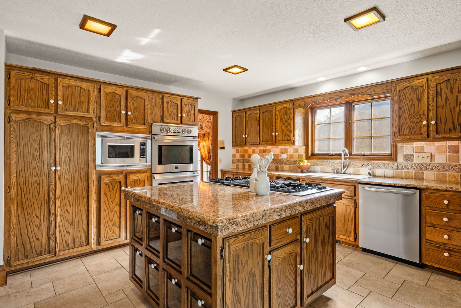 4005 Lakehurst Court Property Photo 10