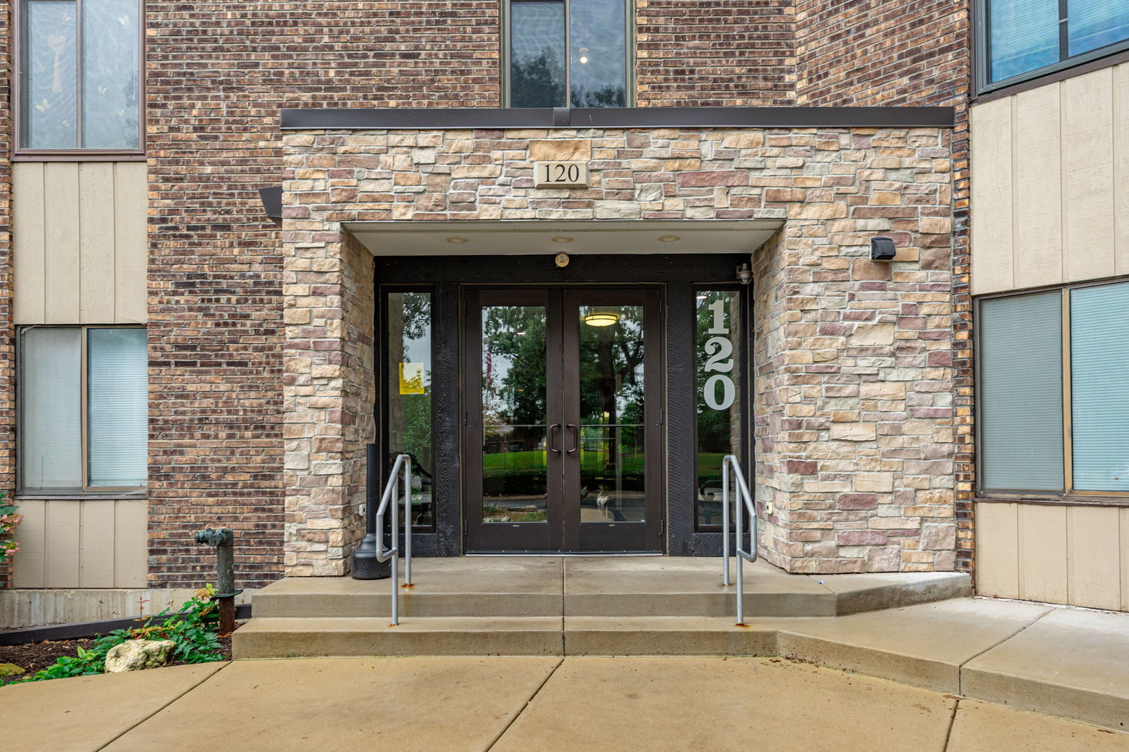 120 Lakeview Drive 208 Property Photo 4