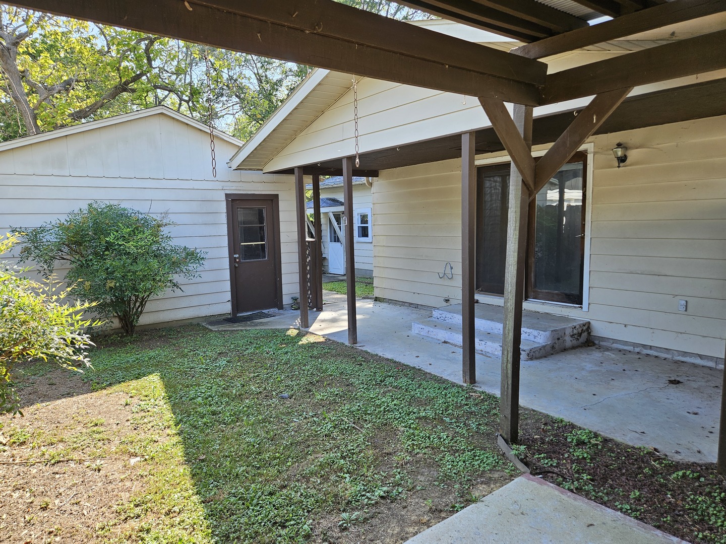 305 Fife Street Property Photo 4