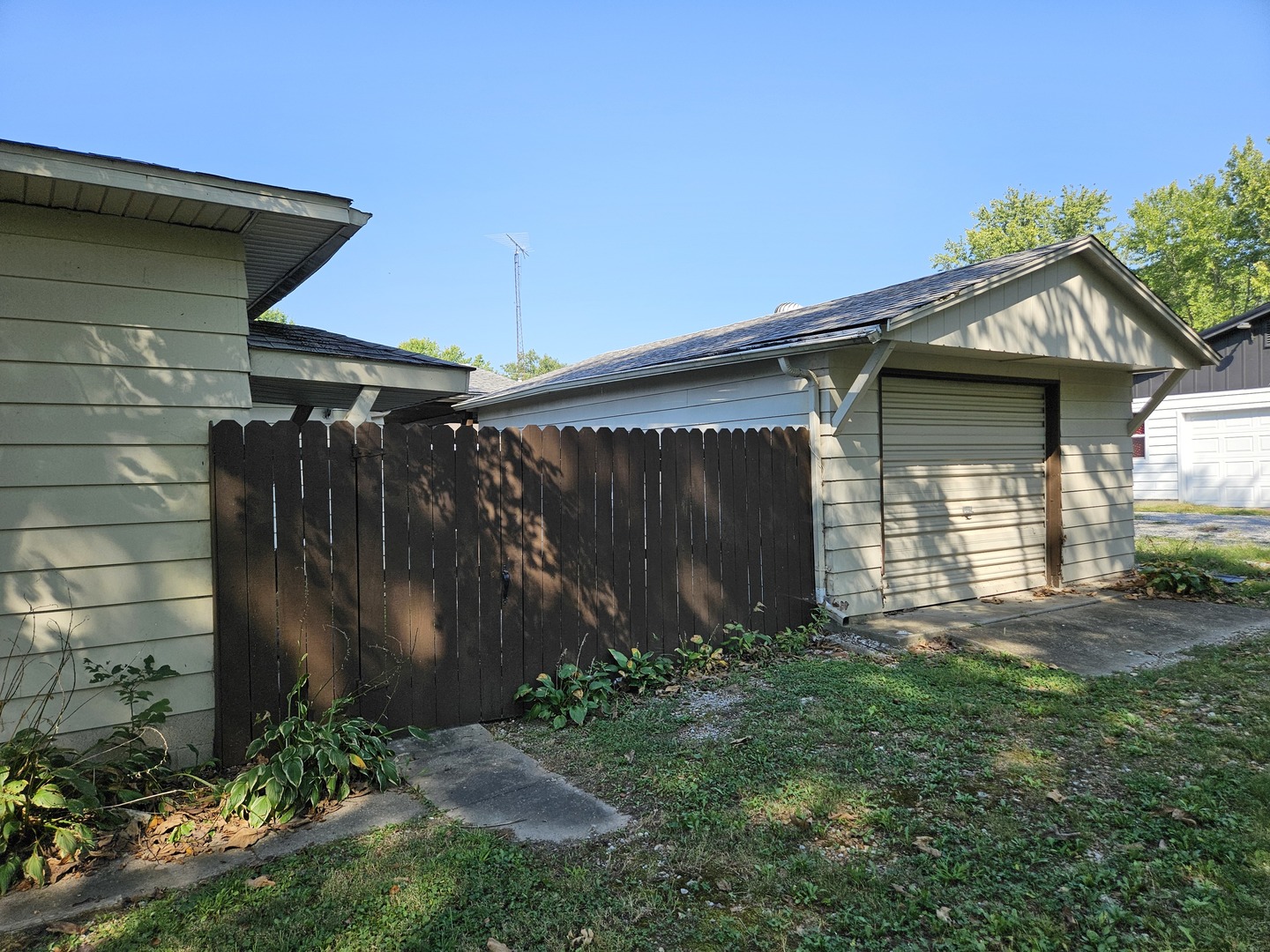 305 Fife Street Property Photo 7