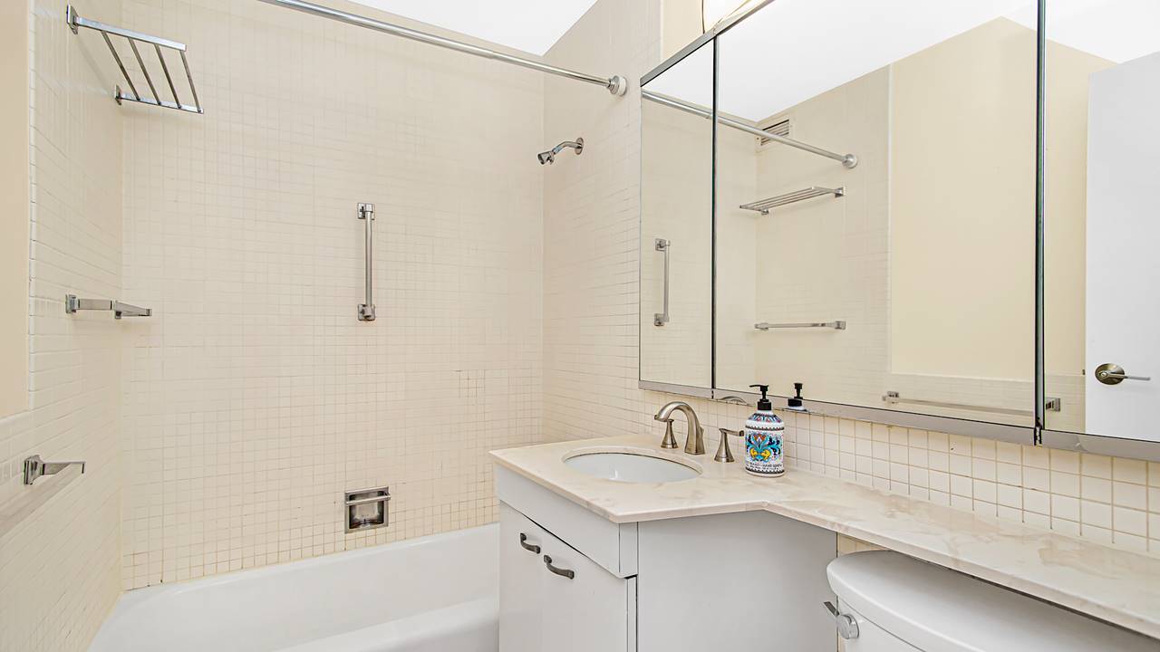 400 E Randolph Street 1621 Property Photo 3
