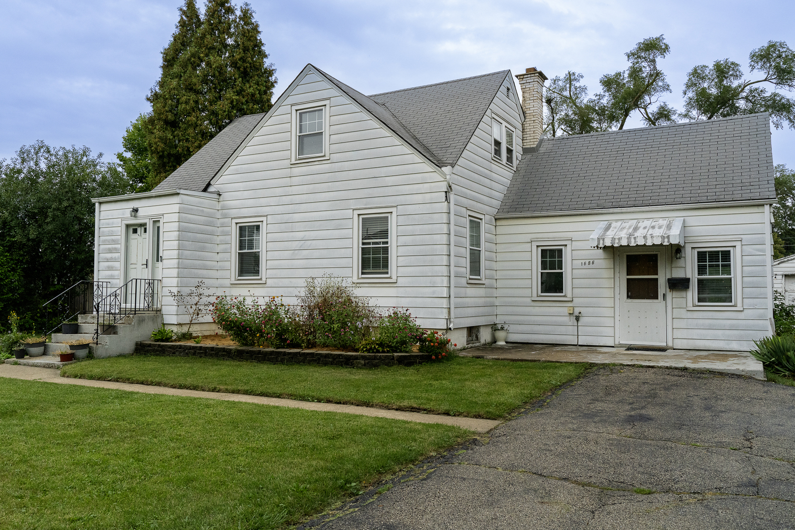 1686 Lunt Avenue Property Photo 1