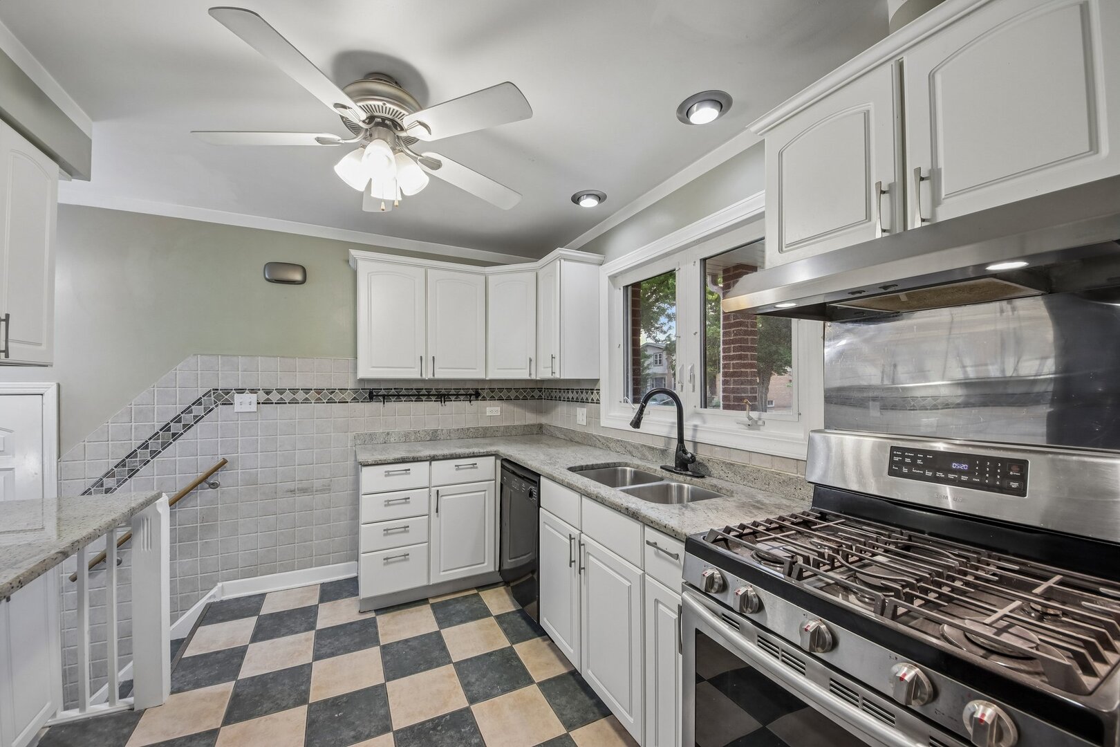2556 Wood Street Property Photo 8