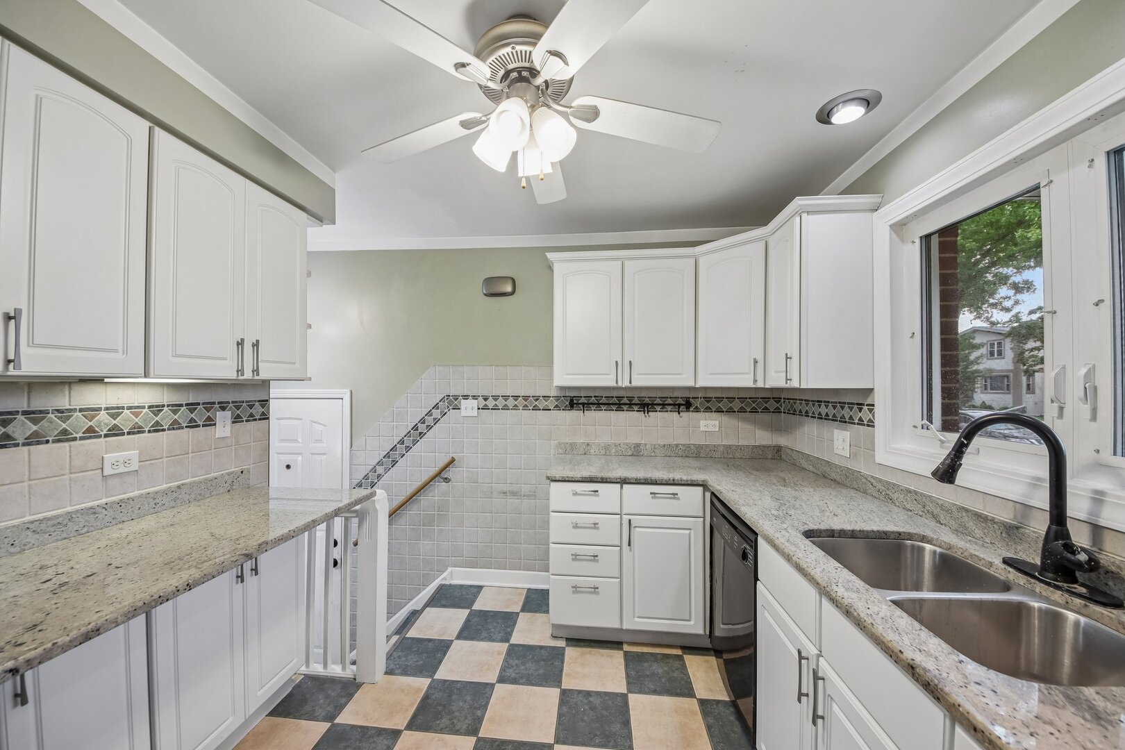 2556 Wood Street Property Photo 9